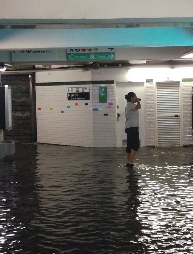 Paris'te İbretlik Manzara! Metro Durakları Sular Altında Kaldı, Binlerce Yardım Çağrısı Yapıldı