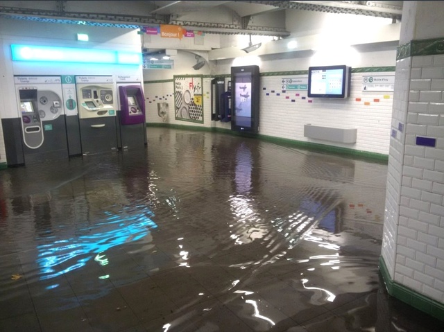 Paris'te İbretlik Manzara! Metro Durakları Sular Altında Kaldı, Binlerce Yardım Çağrısı Yapıldı