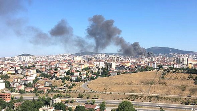 Pendik'te İki Katlı Nalbur Dükkanı, Çıkan Yangınla Küle Döndü