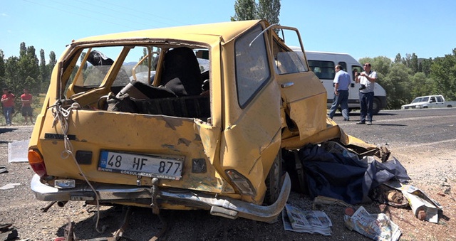 <a class='keyword-sd' href='/mugla/' title='Muğla'>Muğla</a>'da İki Otomobil İle Kamyonet Çarpıştı: 3 Ölü, 4 Yaralı