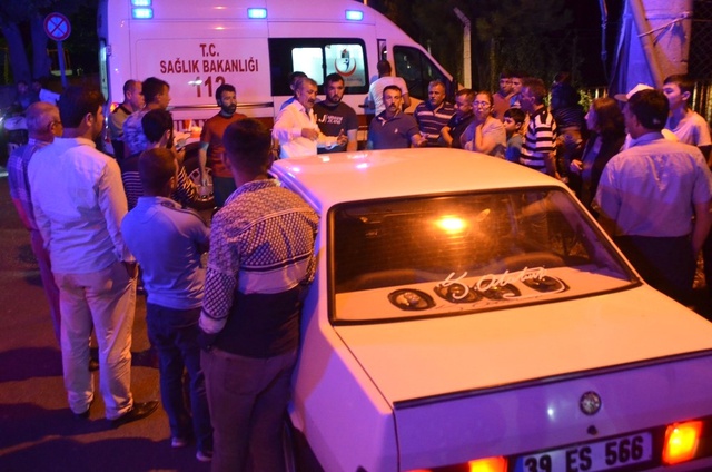 Yol Kenarında Bekleyen 3 Kişiye Otomobil Çaptı