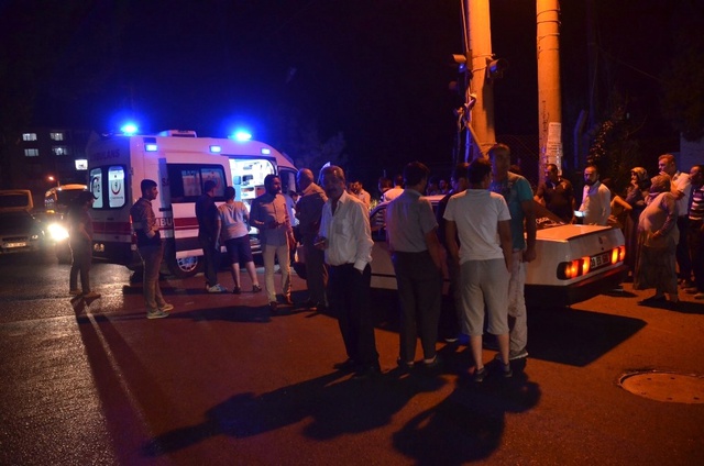 Yol Kenarında Bekleyen 3 Kişiye Otomobil Çaptı