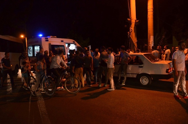 Yol Kenarında Bekleyen 3 Kişiye Otomobil Çaptı