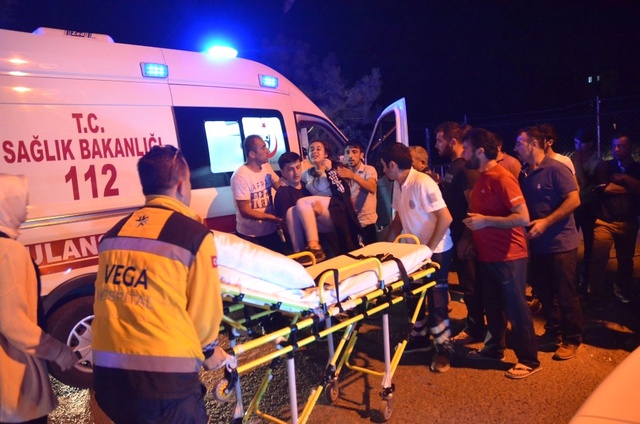 Yol Kenarında Bekleyen 3 Kişiye Otomobil Çaptı
