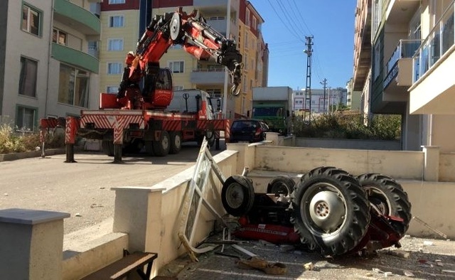 Bilecik'te Akılalmaz Kaza: Traktör 3. Kattan Aşağı Uçtu