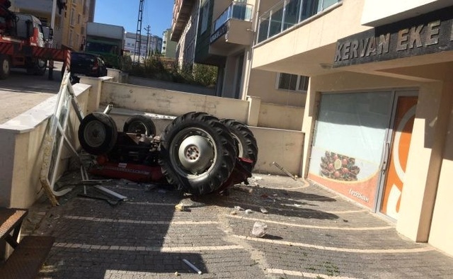 Bilecik'te Akılalmaz Kaza: Traktör 3. Kattan Aşağı Uçtu
