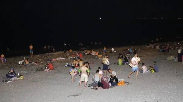 Antalya'da Sıcaklardan Kurtulmak İsteyen Tatilciler Sahilde Sabahlıyor