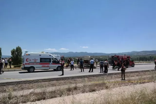 Kütahya'da Kontrolden Çıkan Araç Refüje Çarptı: 4 Ölü