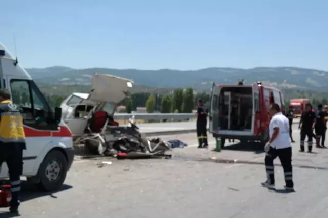 Kütahya'da Kontrolden Çıkan Araç Refüje Çarptı: 4 Ölü