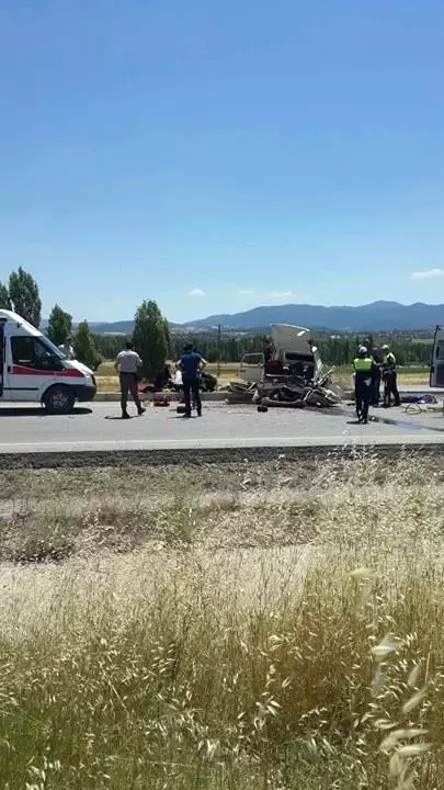 Kütahya'da Kontrolden Çıkan Araç Refüje Çarptı: 4 Ölü