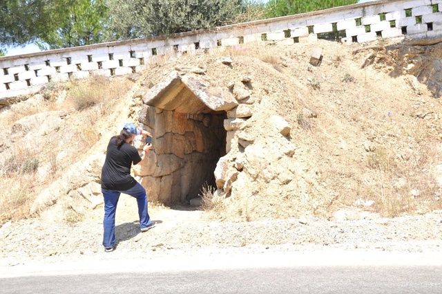 Roma Döneminden Kalan Mezar Odası Definecilerin Talanına Uğradı