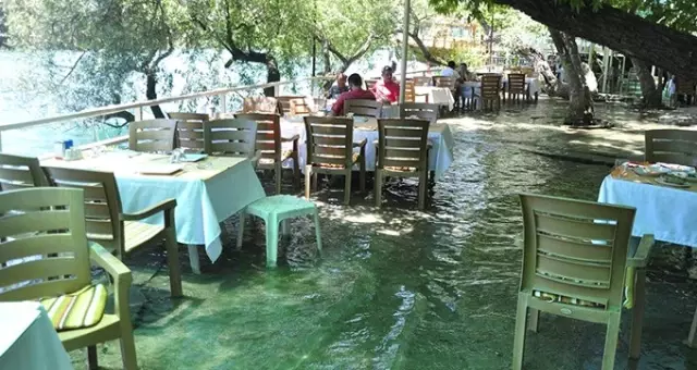 Manavgat'ta Susuzluğun Ele Alındığı Toplantıyı Su Bastı