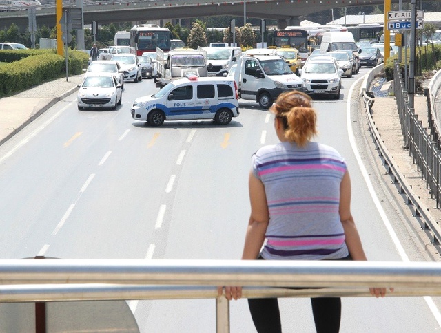İntihar Etmek İçin Üst Geçide Çıkan Genç Kadın, Selfie Çekmekten Yorgun Düştü