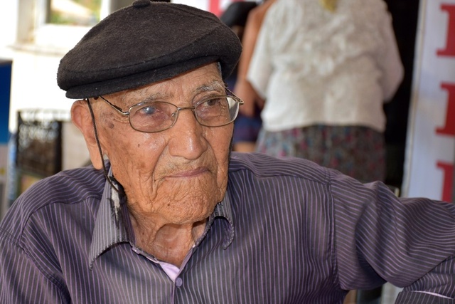 7 Yıl Önce Mezar Taşını Diktiren Koca Çınar, 105 Yaşında Sokakta Kaldı