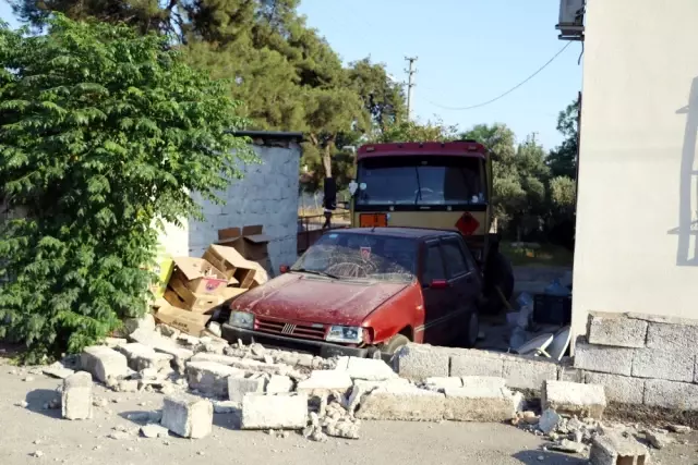 Sürücü Panik Yapınca Akaryakıt Tankeri Evin Bahçesine Daldı