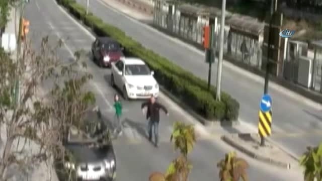 Babasının Elini Bırakıp Yola Fırlayan Çocuğa Otomobil Çarptı