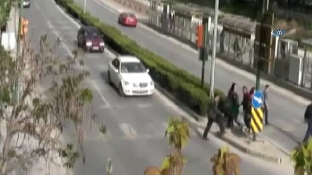 Babasının Elini Bırakıp Yola Fırlayan Çocuğa Otomobil Çarptı