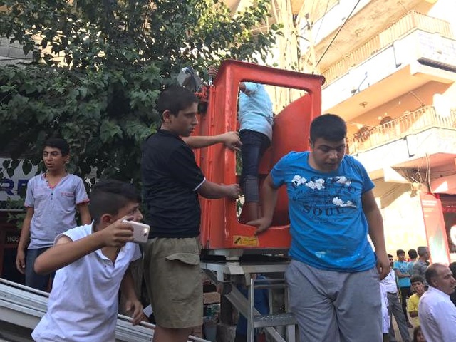 Elektrik Kesintilerine Tepki Gösteren Mahalleli, DEDAŞ Personellerini Rehin Aldı