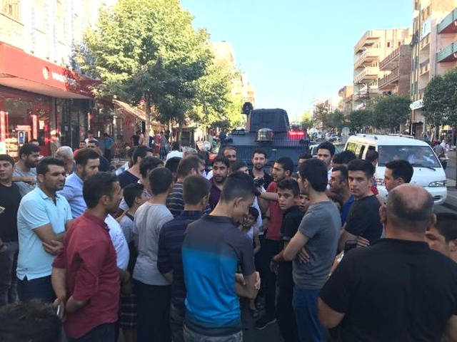 Elektrik Kesintilerine Tepki Gösteren Mahalleli, DEDAŞ Personellerini Rehin Aldı