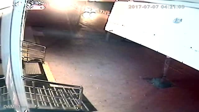 Hırsızlar 20 Saniyede 6 Cep Telefonu Çaldı! İşte O Görüntüler
