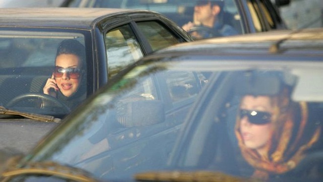 İran'da Kadınların Arabalarında Başörtülerini Çıkarmaları Ülkede Tartışmaya Yol Açtı