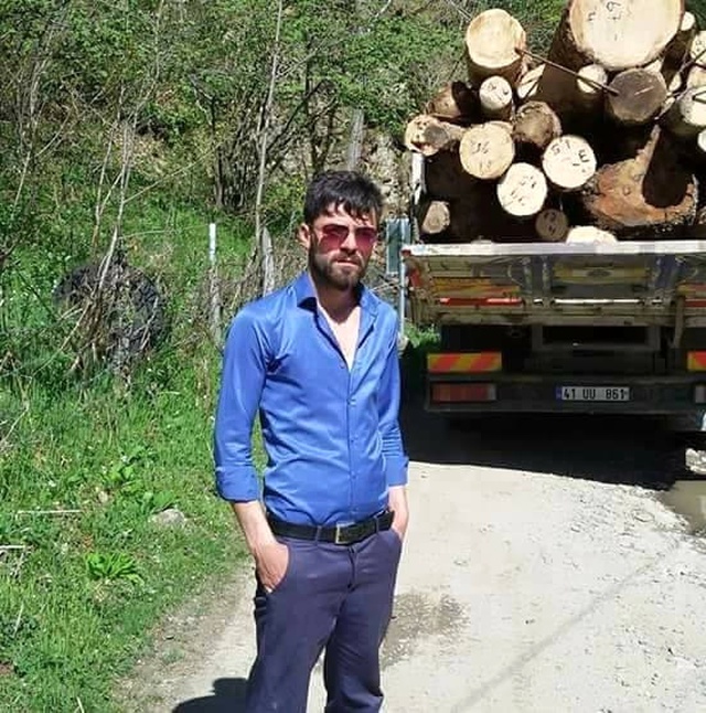 Tonlarca Ağırlığındaki Tomruklar Şoförün Üstüne Düştü