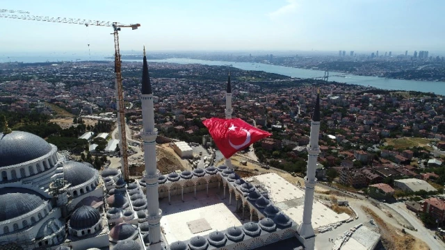 15 Temmuz Şehitleri İçin Çamlıca Camii'ne Asılan Dev Türk Bayrağı Havadan Görüntülendi