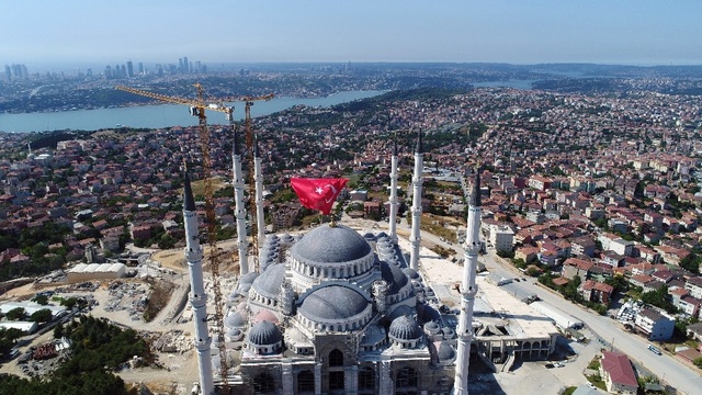 15 Temmuz Şehitleri İçin Çamlıca Camii'ne Asılan Dev Türk Bayrağı Havadan Görüntülendi