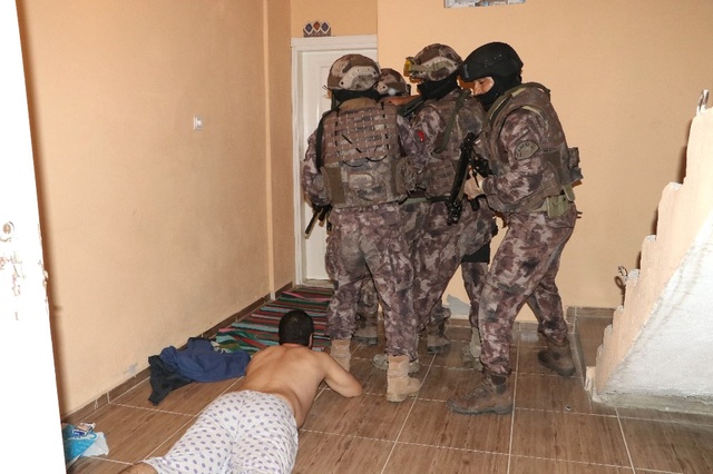 Adana'da DEAŞ'ın 'Meydan' Grubuna Vurgun: 5 Gözaltı