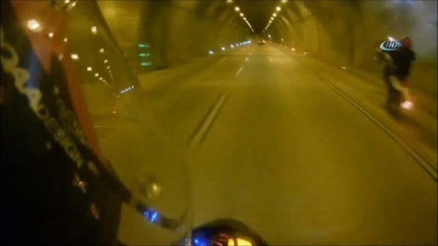 Tünelde Tek Teker Üstünde Giden Trafik Magandası Ölümden Böyle Döndü