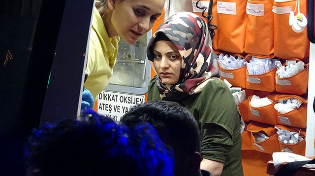 Belediye Otobüsü Yol Üzerindeki Vatandaşları Fark Etmeyince 5 Kişiye Çarptı