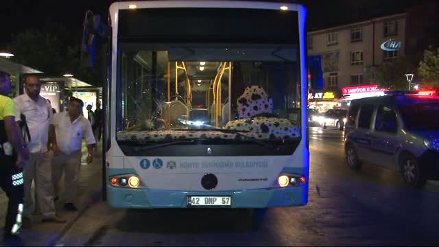 Belediye Otobüsü Yol Üzerindeki Vatandaşları Fark Etmeyince 5 Kişiye Çarptı