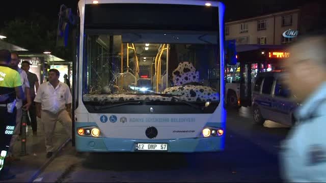 Belediye Otobüsü Yol Üzerindeki Vatandaşları Fark Etmeyince 5 Kişiye Çarptı
