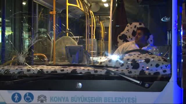 Belediye Otobüsü Yol Üzerindeki Vatandaşları Fark Etmeyince 5 Kişiye Çarptı