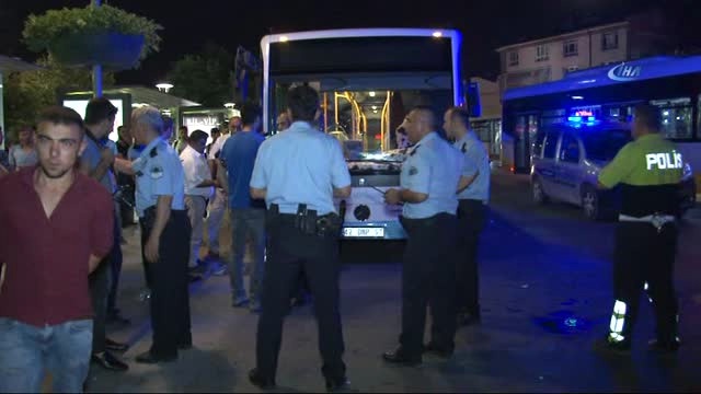 Belediye Otobüsü Yol Üzerindeki Vatandaşları Fark Etmeyince 5 Kişiye Çarptı