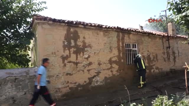 Elektrik Kontağından Yangın Çıktı! Evini Yanarken Gören Kadın Fenalık Geçirdi