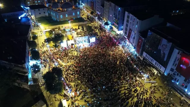 Esenler Halkı, 15 Temmuz'un Yıl Dönümünde 2016 Metrelik Bayrakla Yürüdü