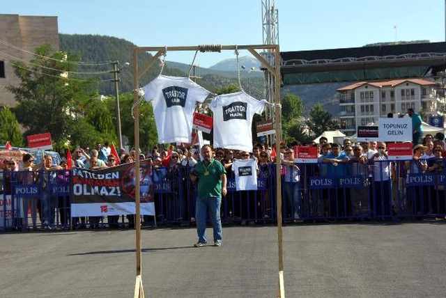 Darbecilerin 'Hero' Tişörtüne Halktan Karşı Hamle: 'Traitor' Tişörtü