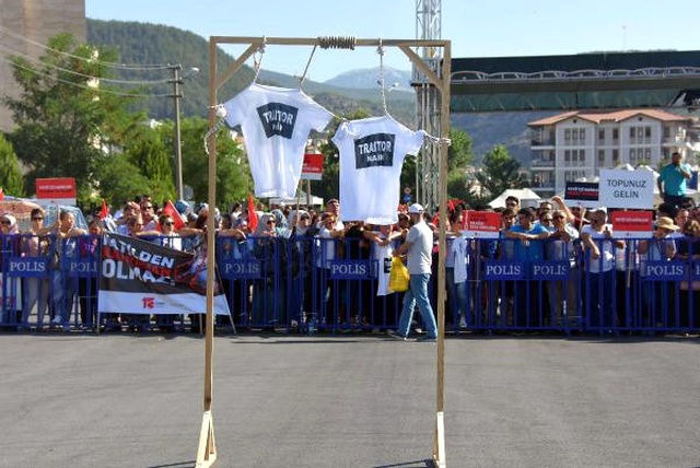 Darbecilerin 'Hero' Tişörtüne Halktan Karşı Hamle: 'Traitor' Tişörtü