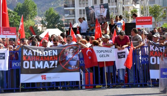 Darbecilerin 'Hero' Tişörtüne Halktan Karşı Hamle: 'Traitor' Tişörtü