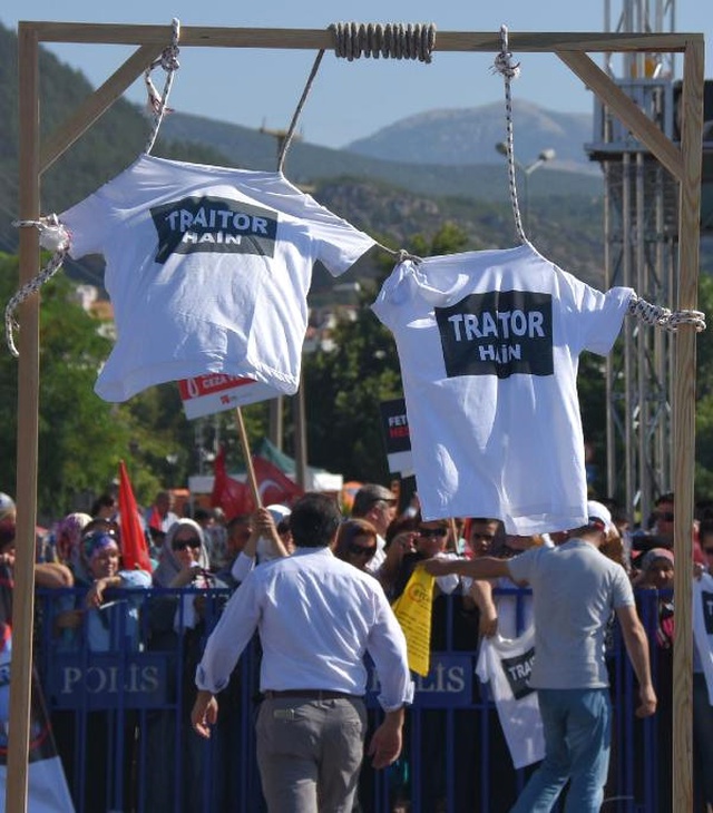 Darbecilerin 'Hero' Tişörtüne Halktan Karşı Hamle: 'Traitor' Tişörtü