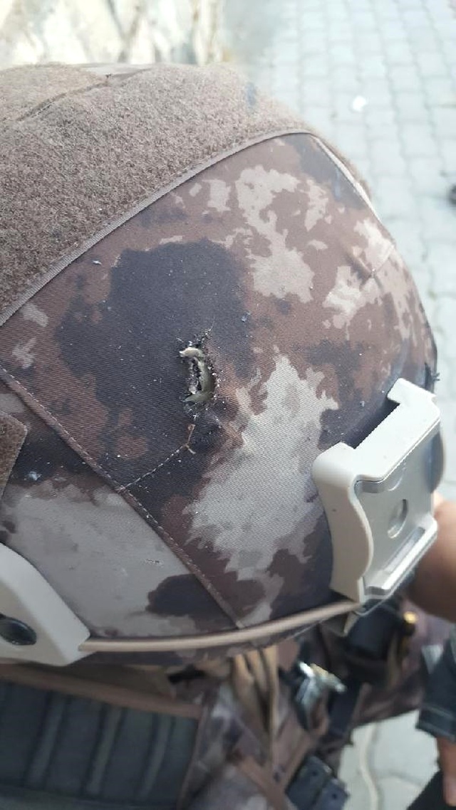 DEAŞ'lı Teröristlerle Göğüs Göğüse Çatışan Polisin Kaskına Mermi İsabet Etti