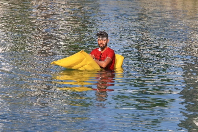 Adana'da Sulama Kanalındaki Tehlikeye Aldırmadan Keyif Yaptı