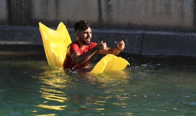 Adana'da Sulama Kanalındaki Tehlikeye Aldırmadan Keyif Yaptı