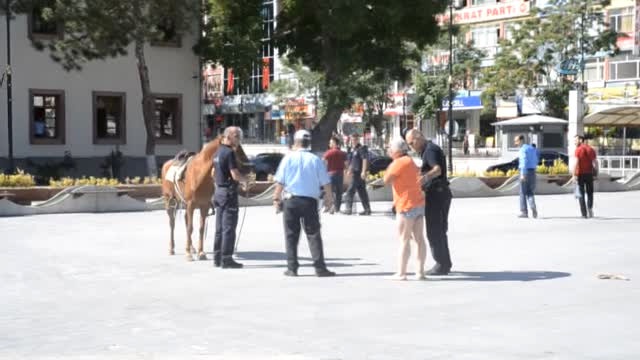 Elektrik Faturası Fazla Gelince, Valilik Önünde Soyunarak Protesto Etti