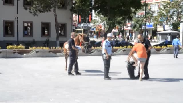 Elektrik Faturası Fazla Gelince, Valilik Önünde Soyunarak Protesto Etti