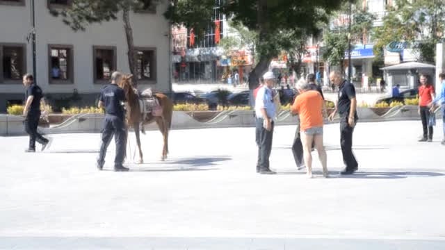 Elektrik Faturası Fazla Gelince, Valilik Önünde Soyunarak Protesto Etti