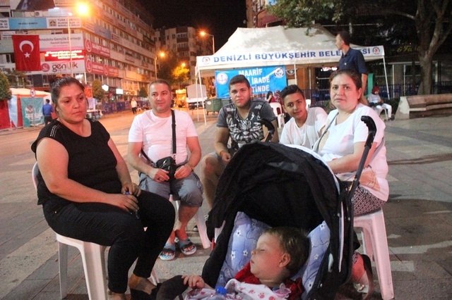 Denizli'deki Demokrasi Nöbetine 10 Aylık Kübranur Bebekte Ailesiyle Katıldı