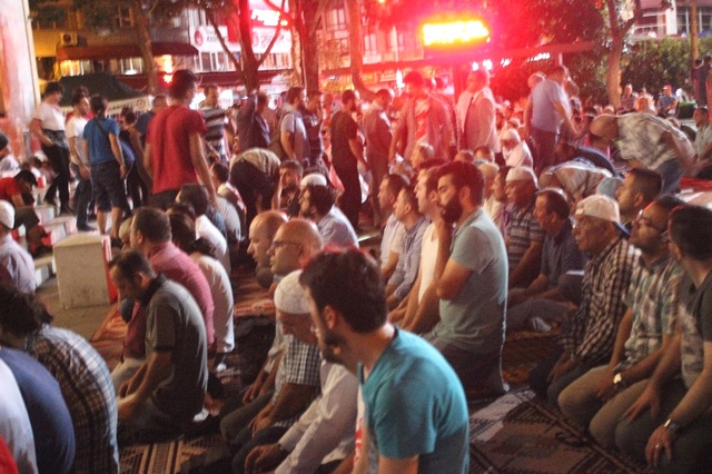 Denizli'deki Demokrasi Nöbetine 10 Aylık Kübranur Bebekte Ailesiyle Katıldı