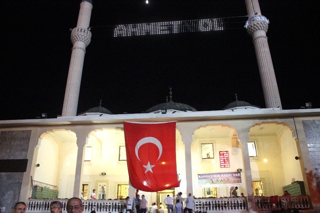 Denizli'deki Demokrasi Nöbetine 10 Aylık Kübranur Bebekte Ailesiyle Katıldı